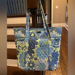 Vera Bradley Vera Tote in RETIRED Doodle Daisy
